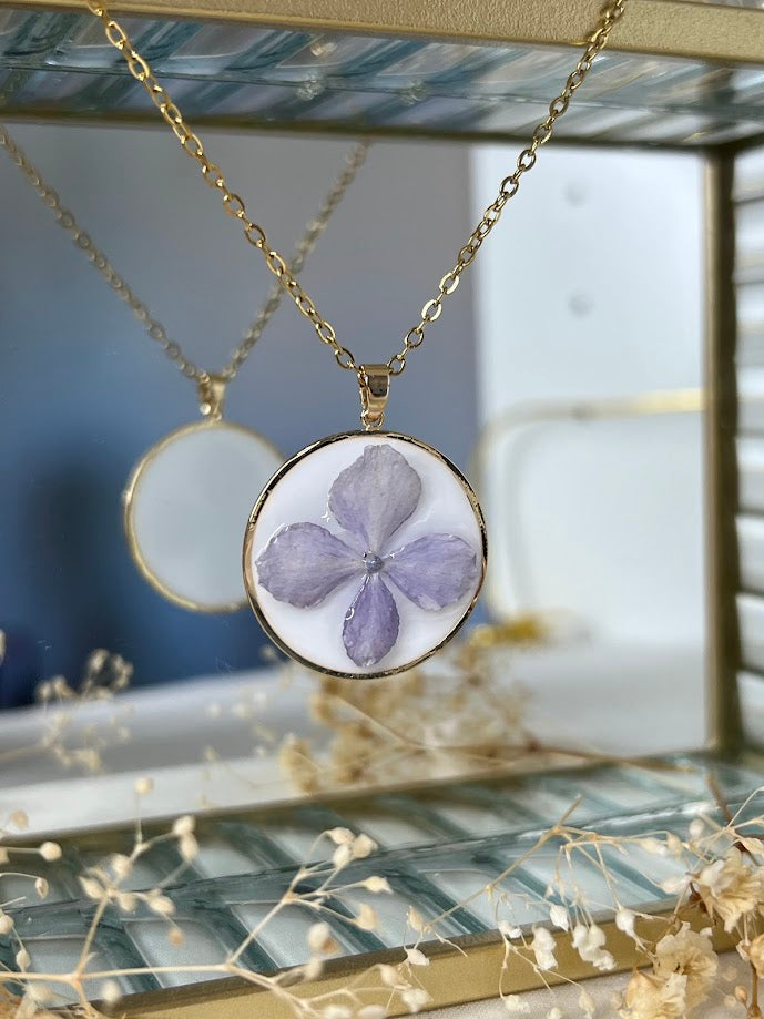 Collar de Hortensia Lila (Fondo Blanco)