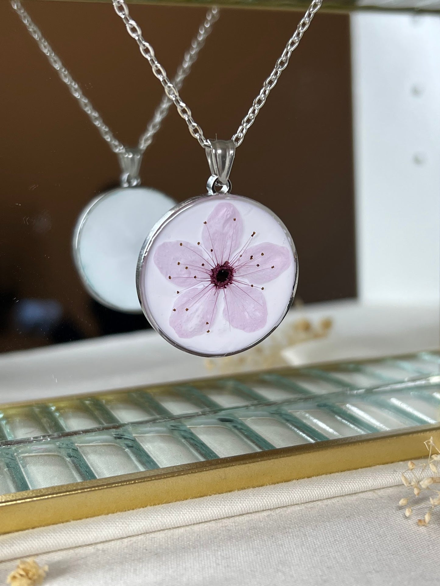 Collar de Flor de Cerezo con fondo blanco