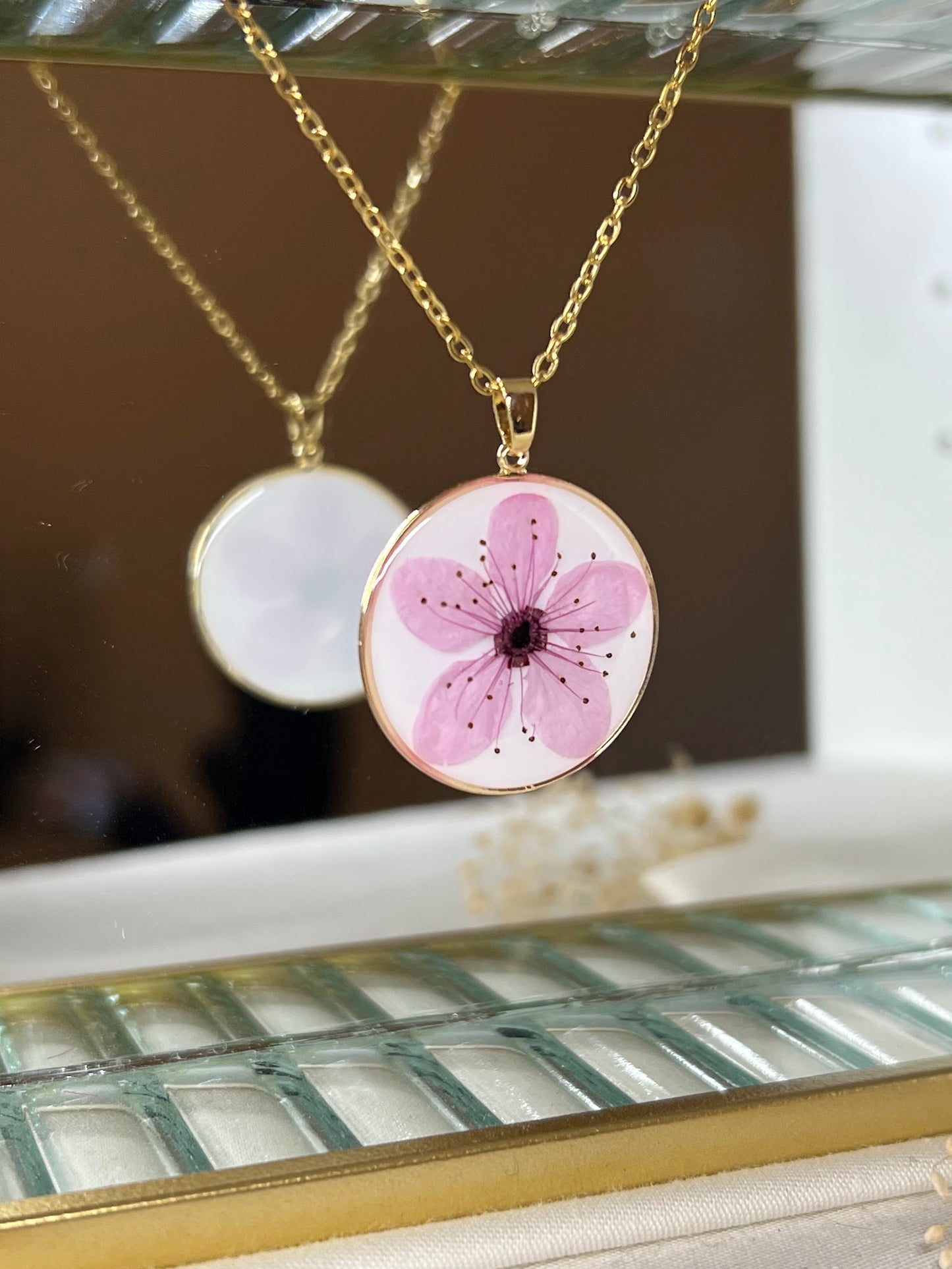 Collar de Flor de Cerezo con fondo blanco