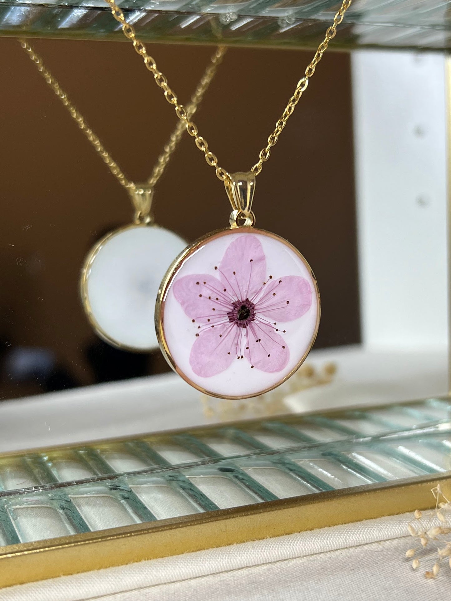Collar de Flor de Cerezo con fondo blanco