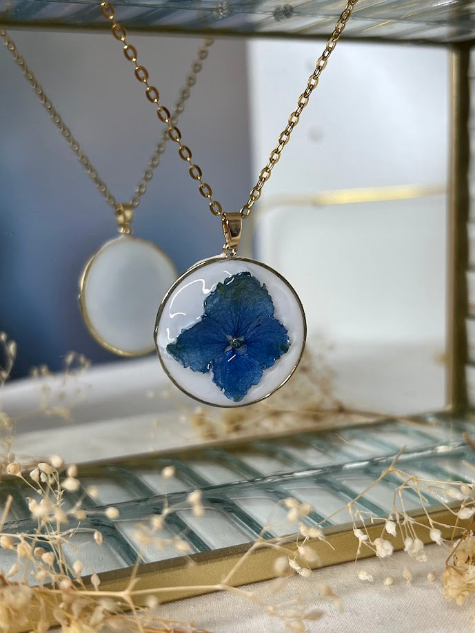 Collar de Hortensia Azul (Fondo Blanco)