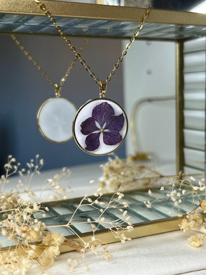 Collar de Hortensia Rosa (Fondo Blanco)